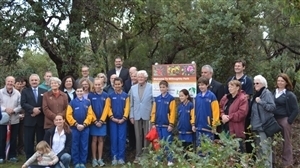 Image of a group of volunteers who assist in Willoughby Park Reserve