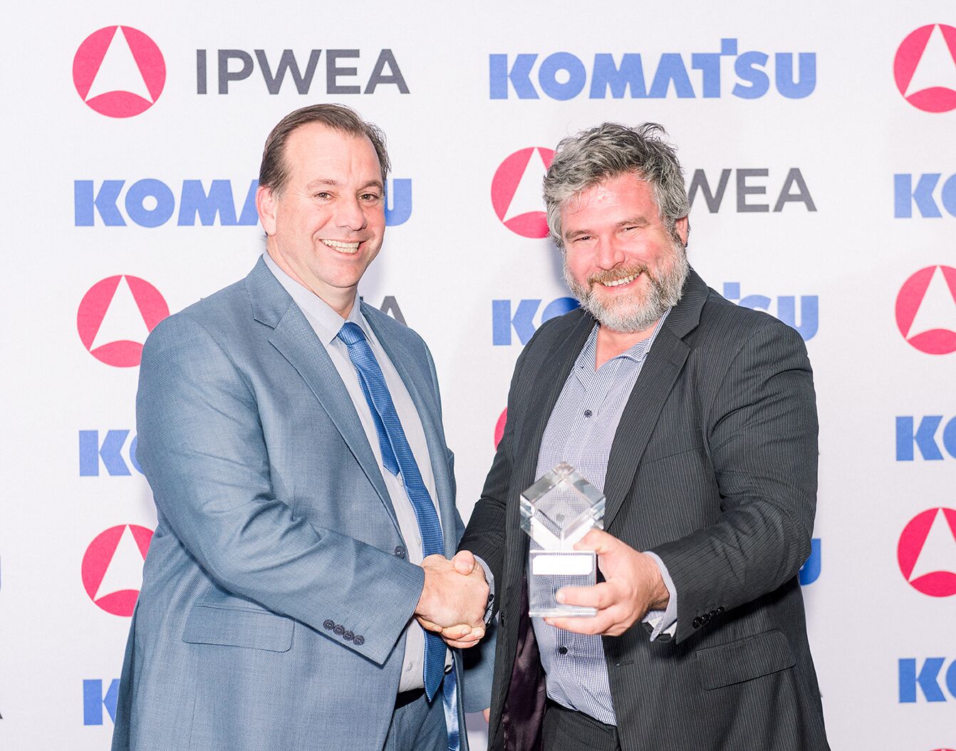 Dan Nelson receiving the IPWEA Australasia award